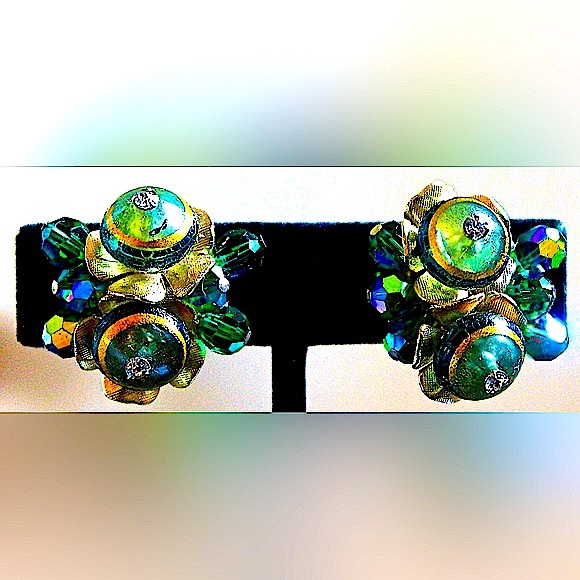 VENDOME EARRINGS GREEN DEPRESSION GLASS & GREEN CRYSTALS GOLD VINTAGE CLIP ON - Picture 2 of 8